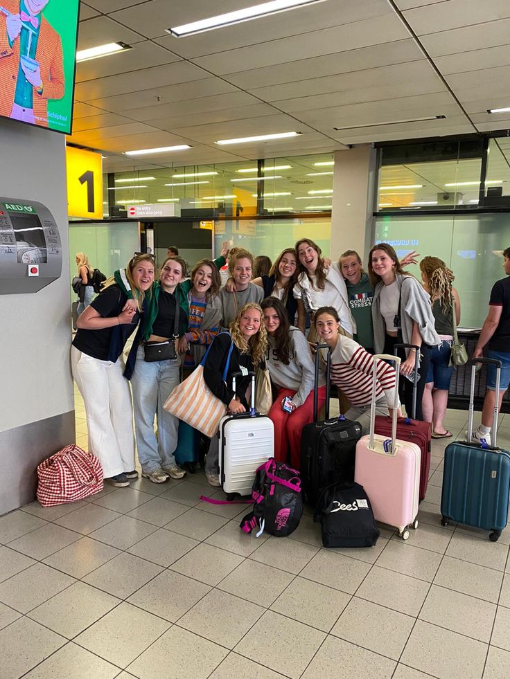 Groupe d'étudiants à l'aéroport, valises en main